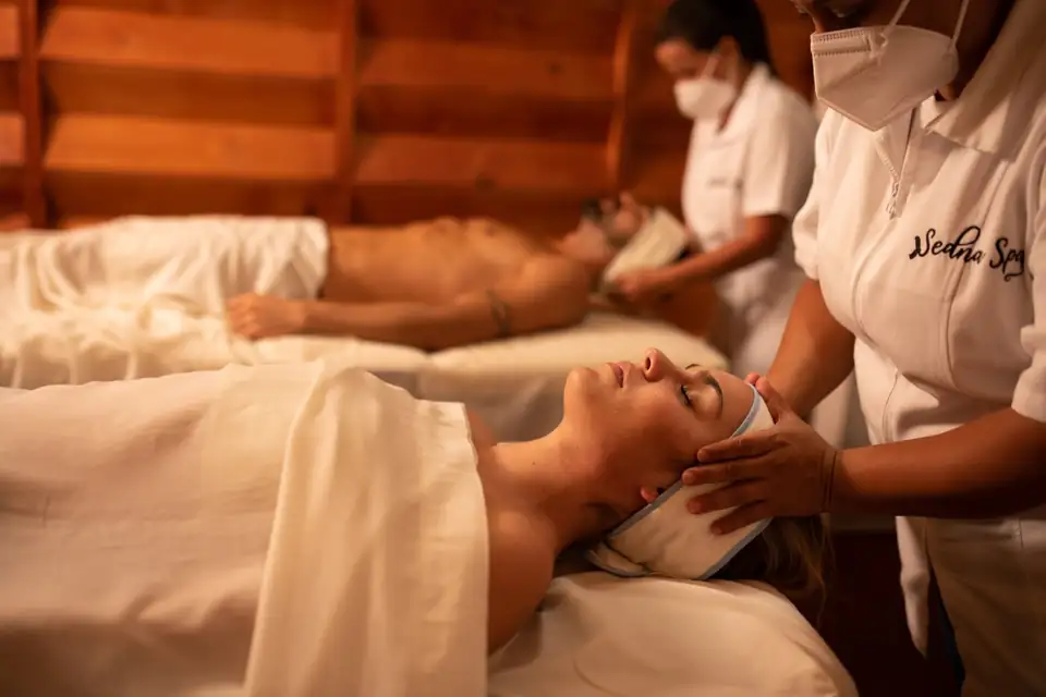 Terapeuta de Sedna Spa durante un facial