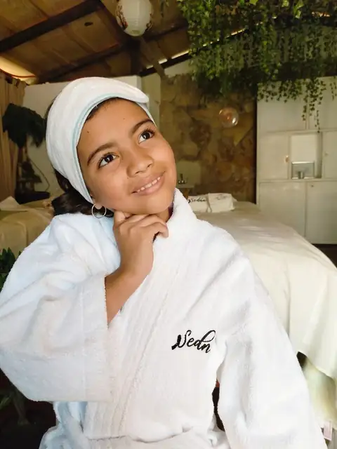 Niña con bata de Sedna Spa