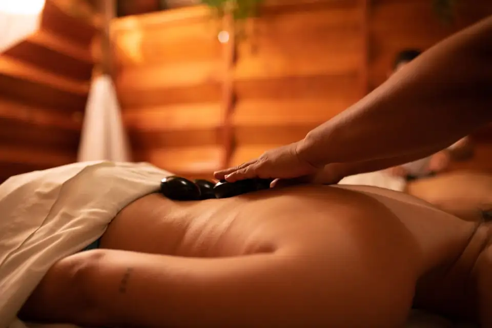 Masaje con piedras calientes en la cabaña de Sedna Spa